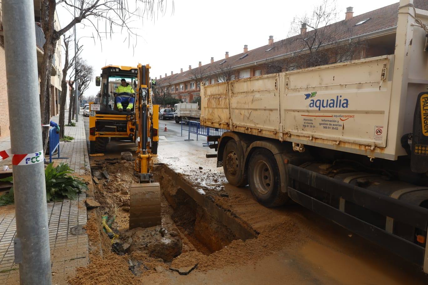 Un reventón obliga a cortar el paseo César Real de la Riva