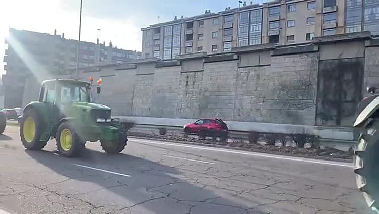 Así desfilan los tractores por el barrio de San José