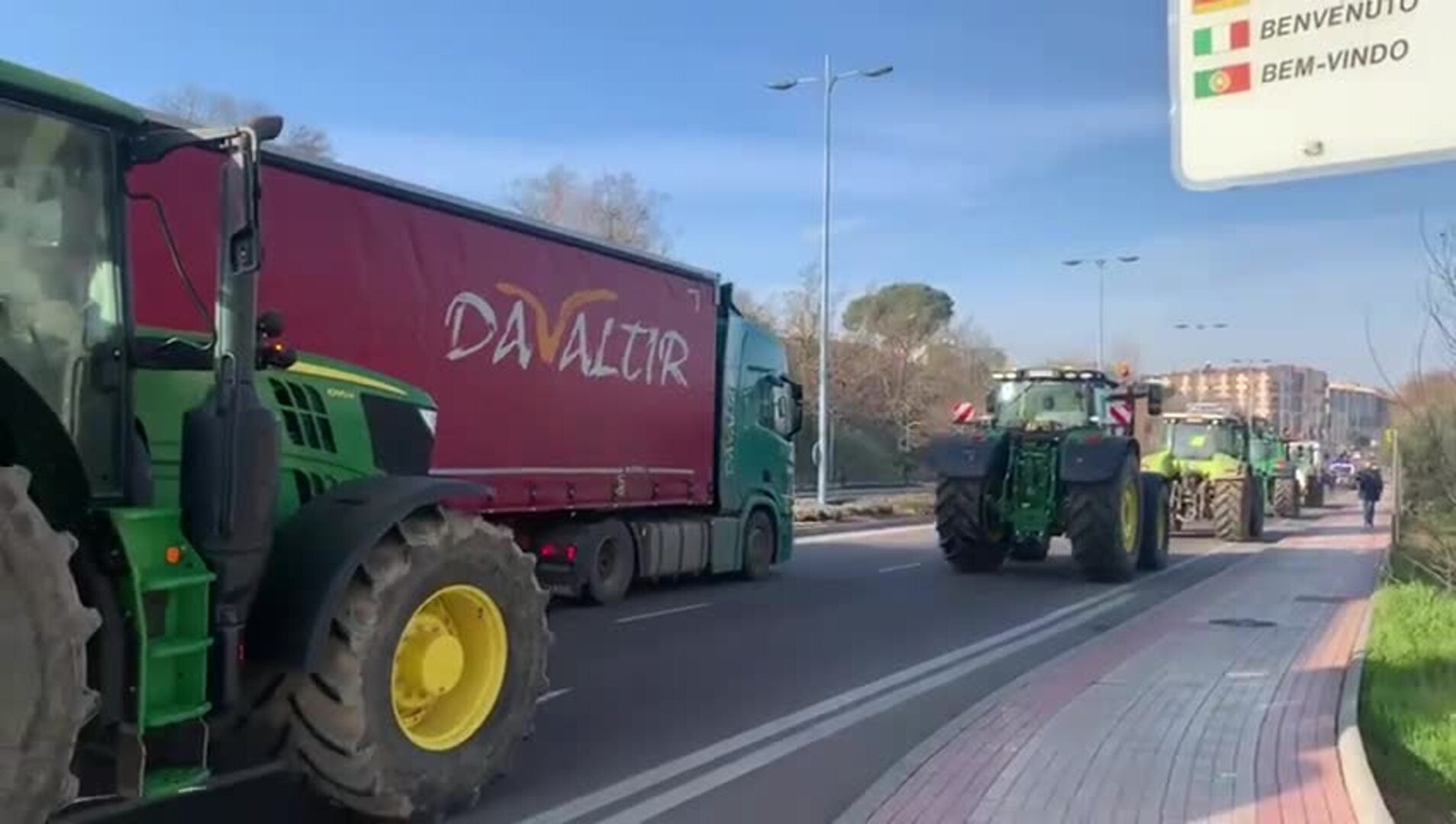 Espectacular caravana de tractores a la entrada de Salamanca