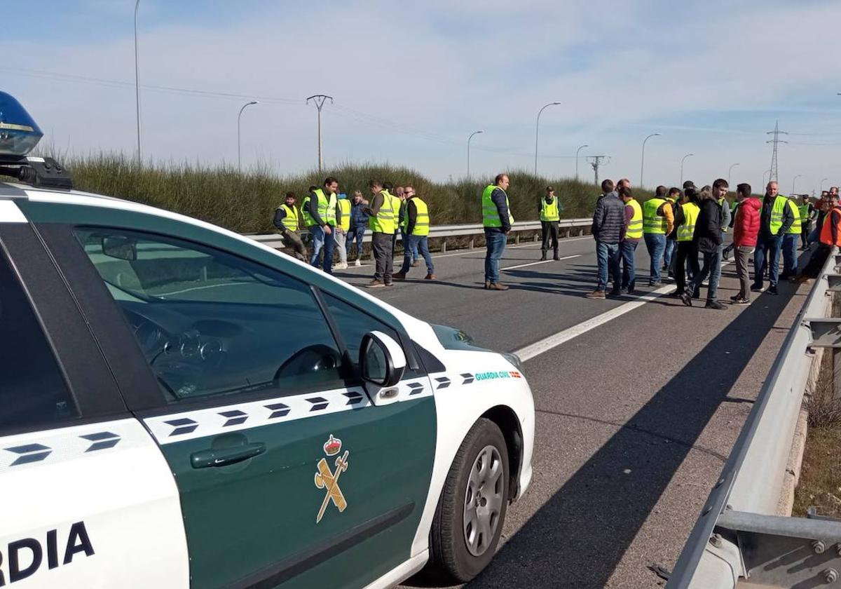 La carretera A-62 cortada por los manifestantes.