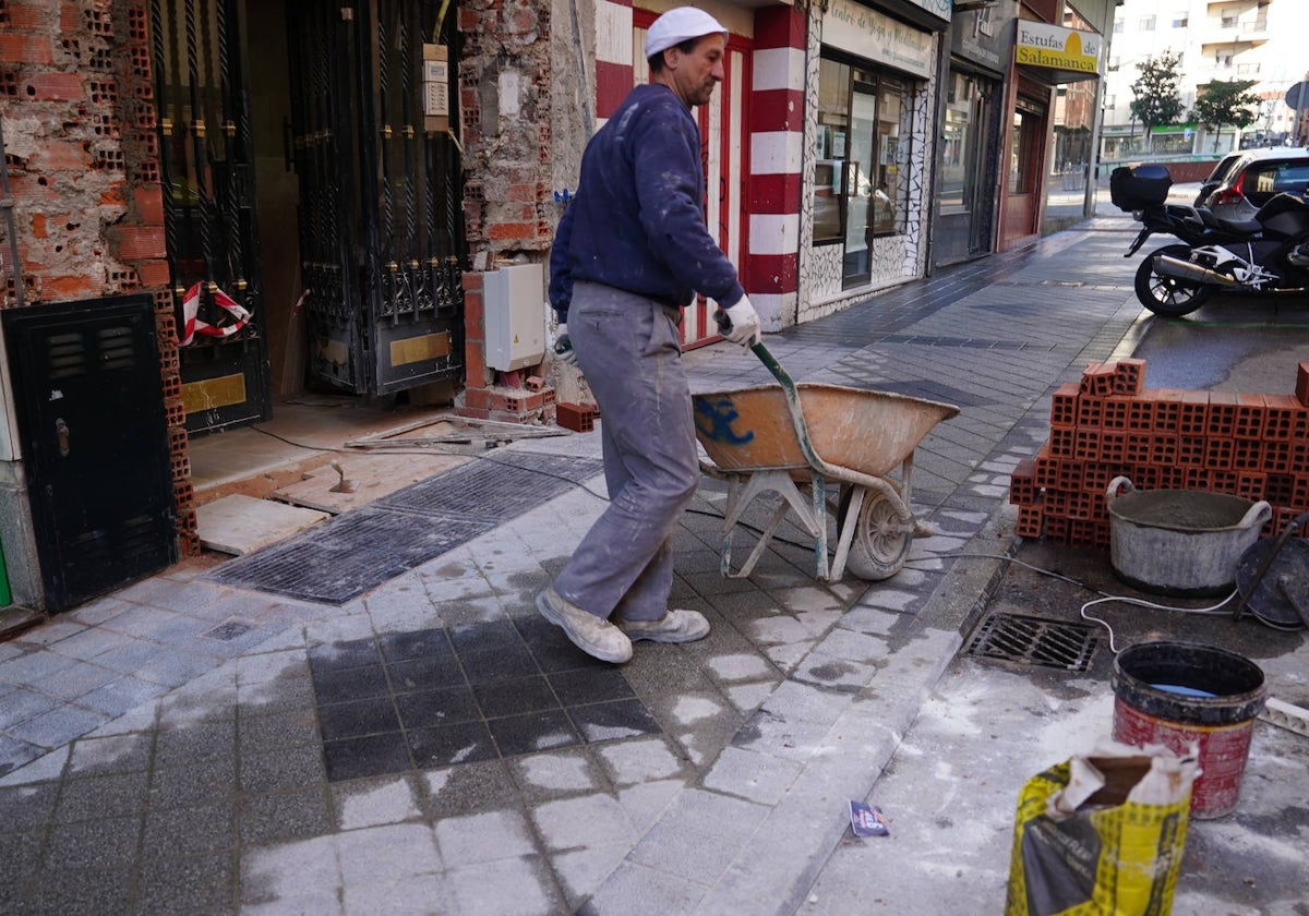 Un trabajador reformando un portal de Salamanca.