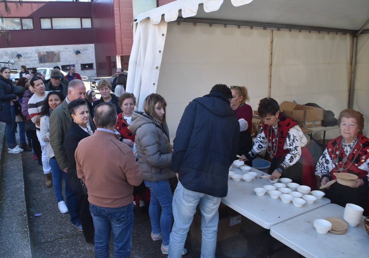 Degustación de chichas en la primera matanza celebrada este año en Guijuelo.