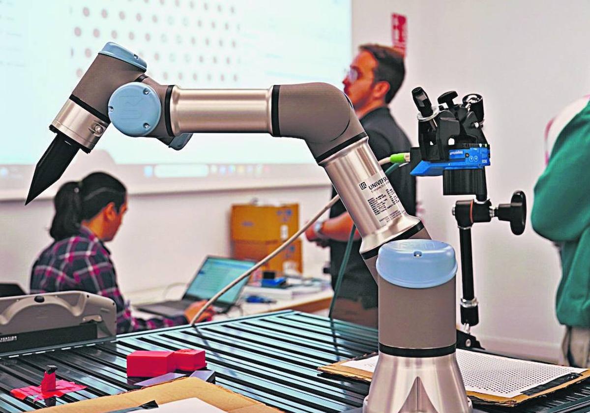 Robot colaborativo que ya está disponible en el Centro Tormes + de Lasalle.