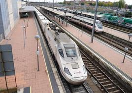 Un tren de Renfe en la estación de Salamanca.