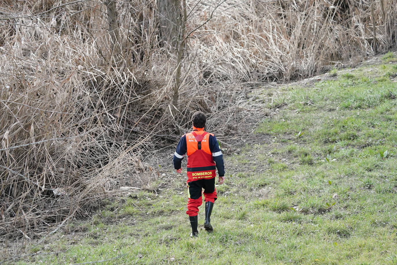 Imagen secundaria 1 - Los servicios de emergencia buscan en el río a un vecino de Salamanca que desapareció el lunes