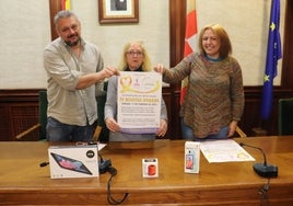 Víctor Guijo, Maite Crego y Alicia Puertas presentaron el cartel de la marcha del día 17.