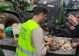 La curiosa manera de reponer fuerzas de los agricultores salmantinos durante la manifestación