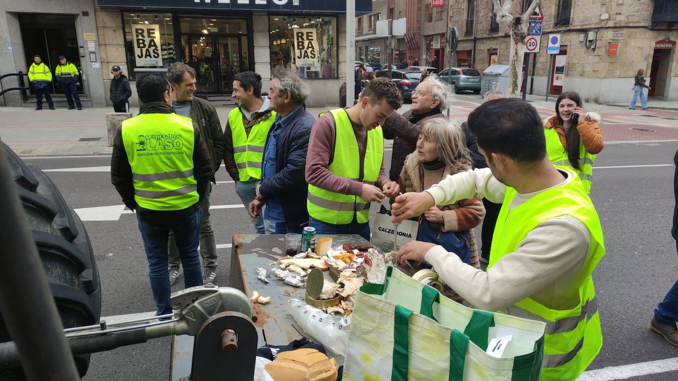 Imagen secundaria 2 - La curiosa manera de reponer fuerzas de los agricultores salmantinos durante la manifestación