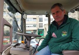 Jesús Triguero en su tractor parado en el Paseo de San Vicente este jueves por la mañana.