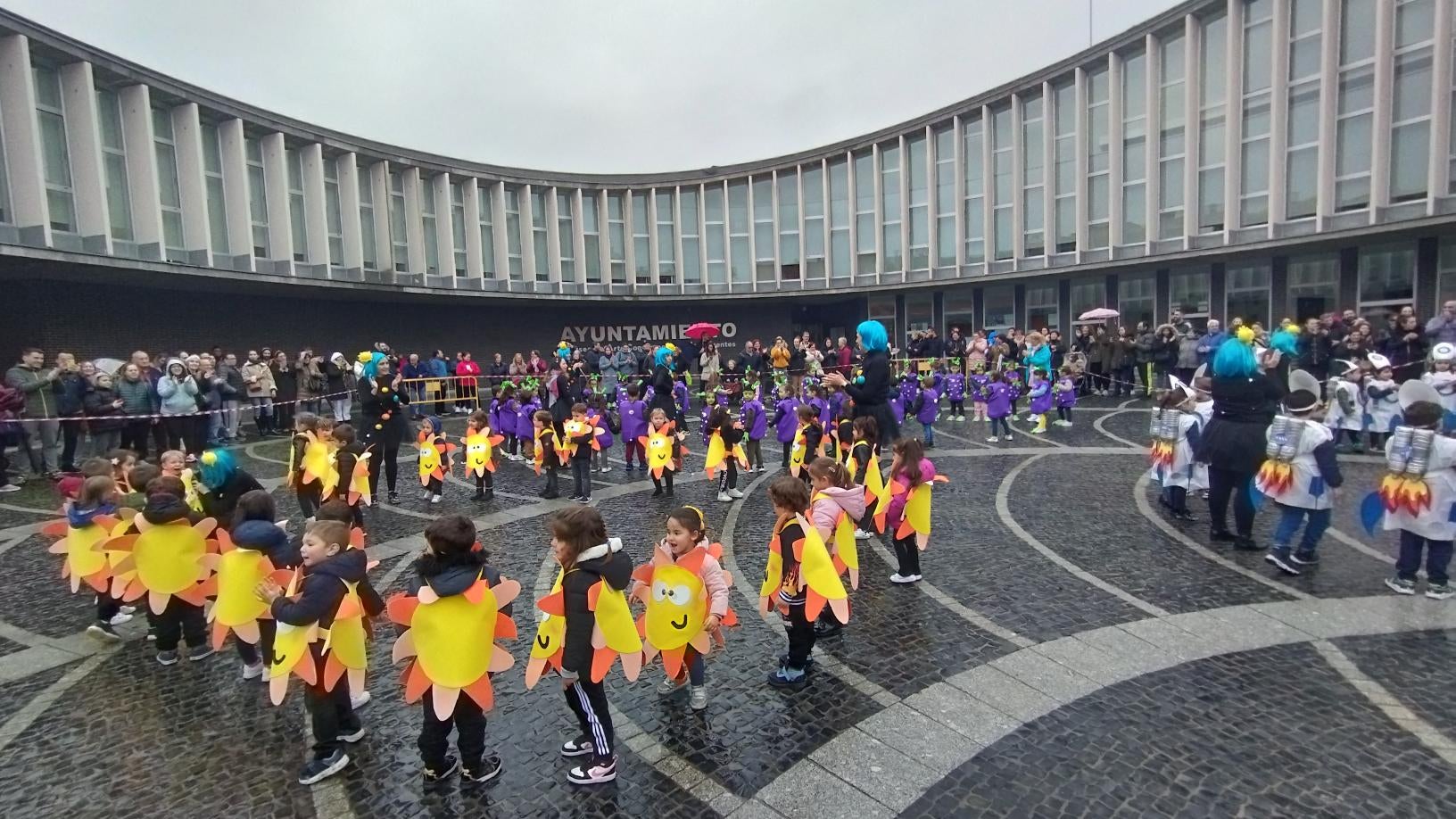 La plaza de España de Santa Marta se llena de &quot;marcianos&quot; del colegio Miguel Hernández