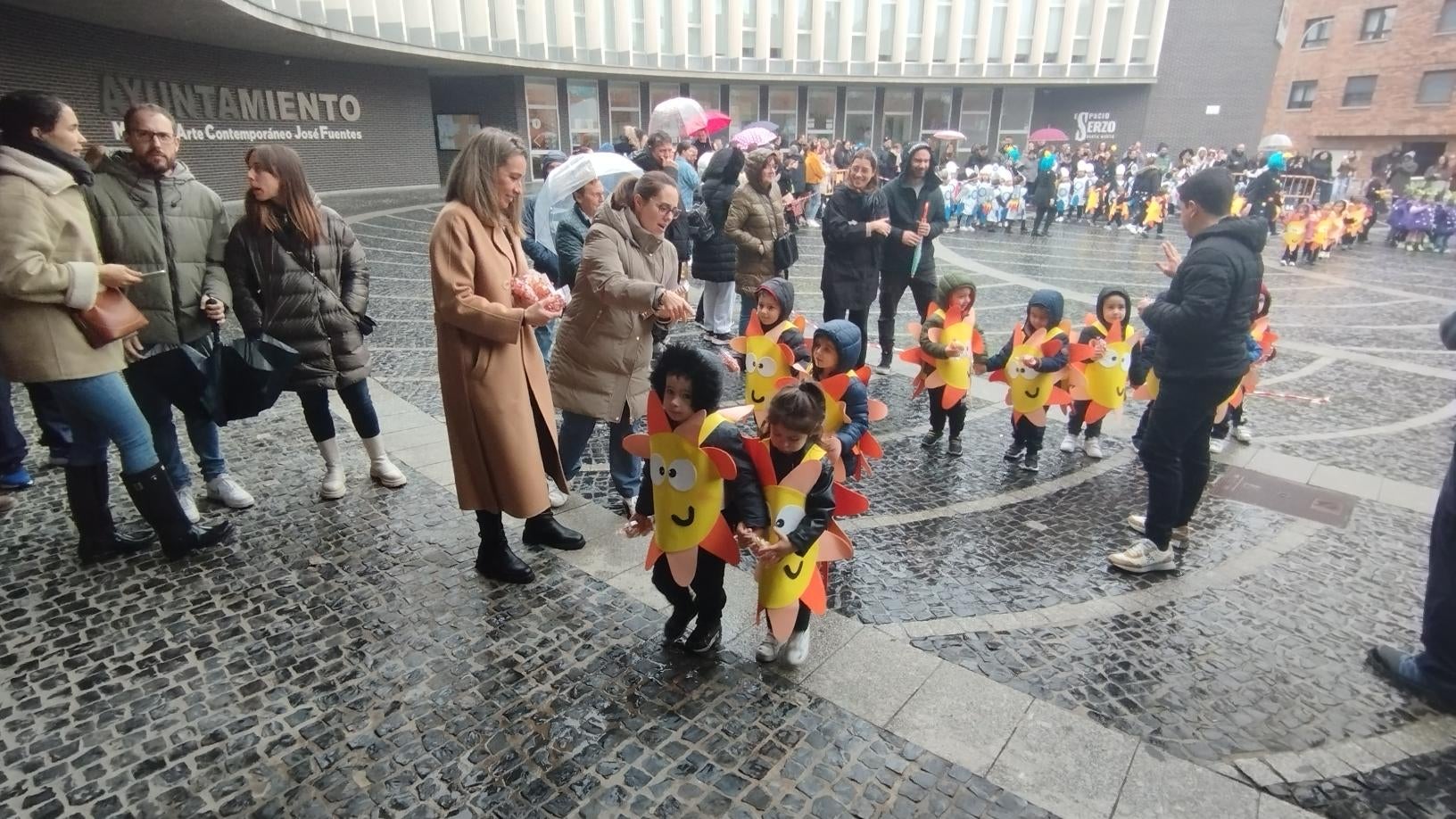 La plaza de España de Santa Marta se llena de &quot;marcianos&quot; del colegio Miguel Hernández