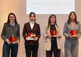 Blanca Ausín, tercera de izquierda a derecha, junto a las galardonadas.