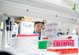 Mujer trabajando en el laboratorio