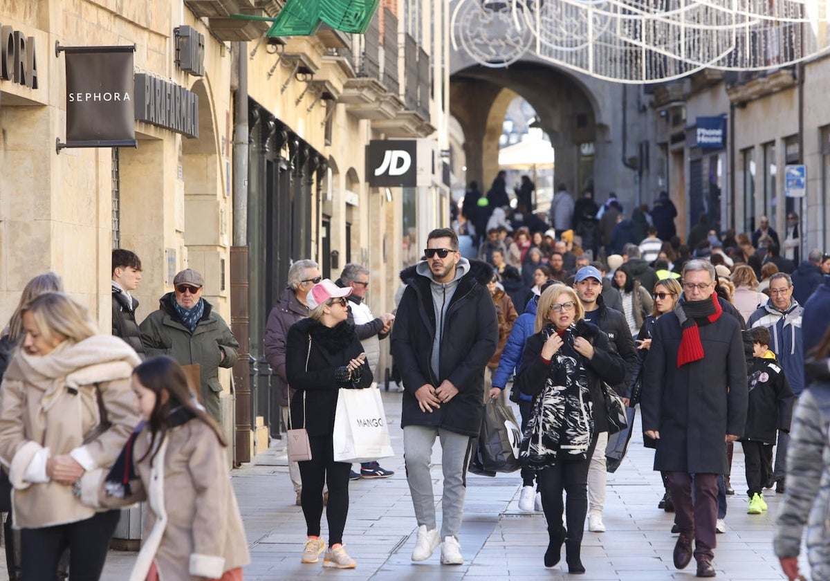 Algunos salmantinos de compras por la ciudad.