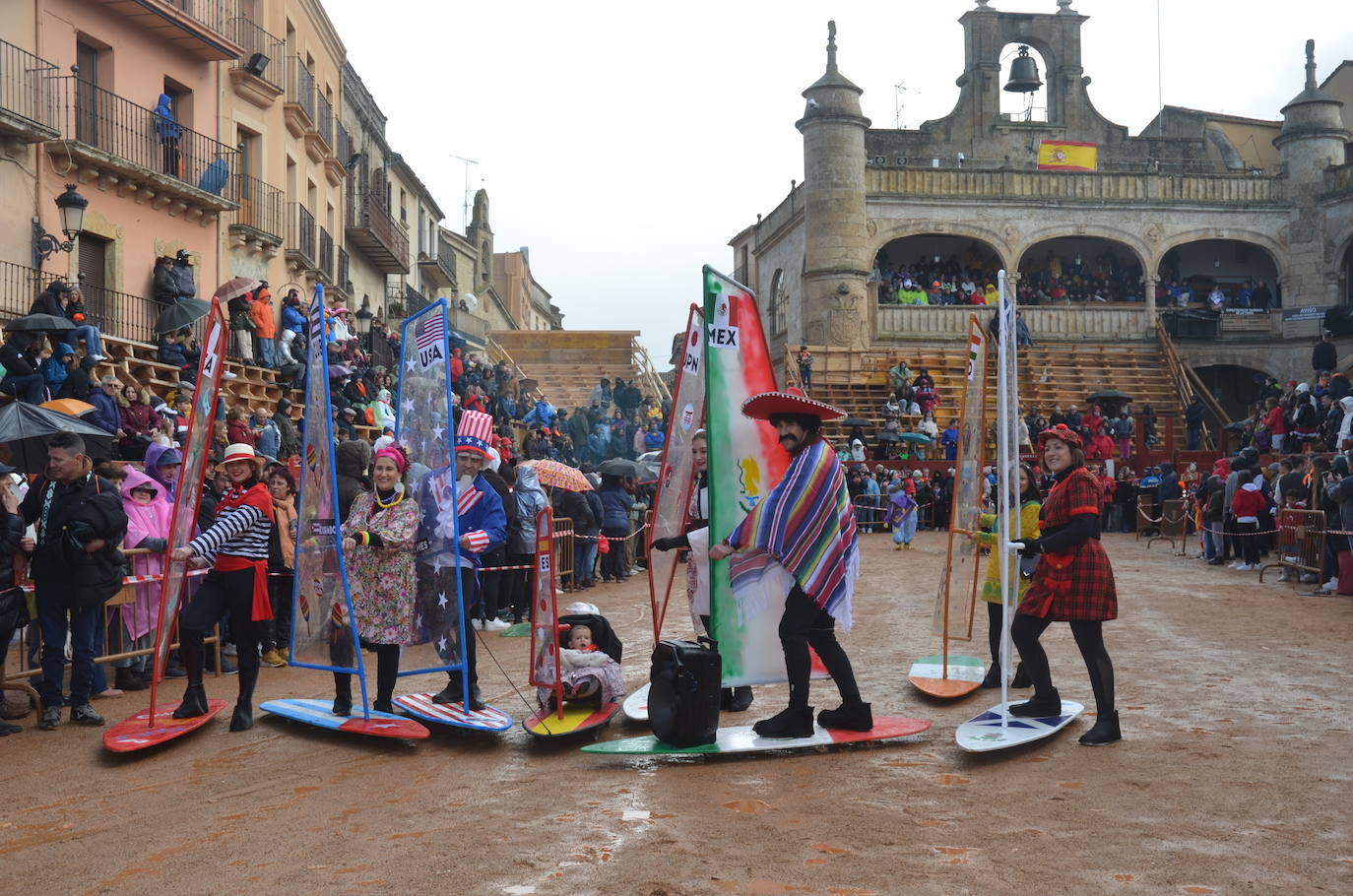 Disfraces y frenesí en el Sábado de Carnaval