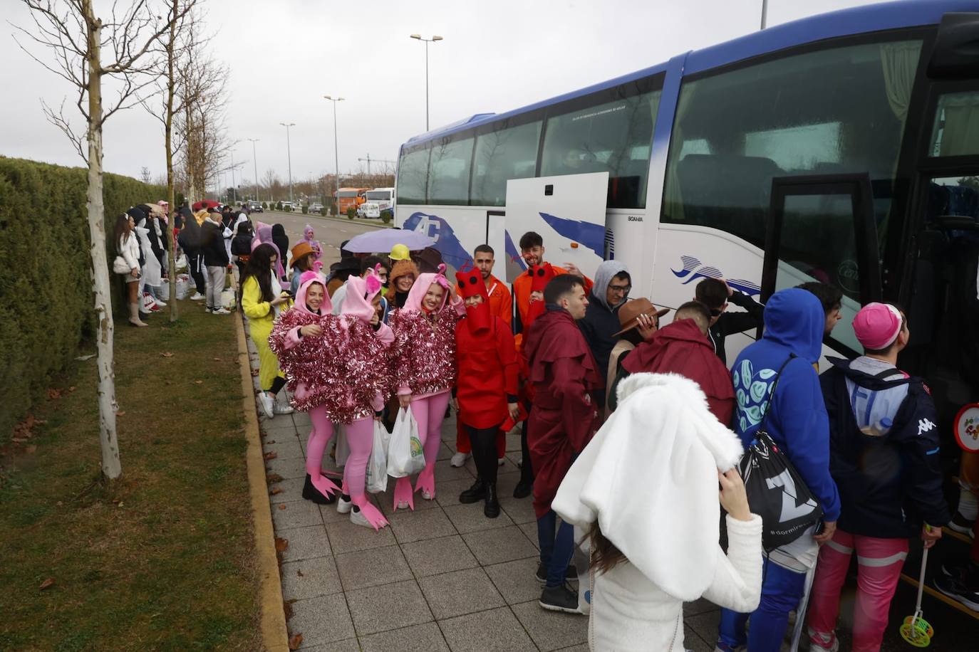 Más de mil jóvenes ponen rumbo al Carnaval del Toro con los disfraces más originales