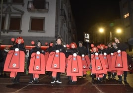 Imagen de "Los Avespas" en el escenario tras recibir su premio como ganadores