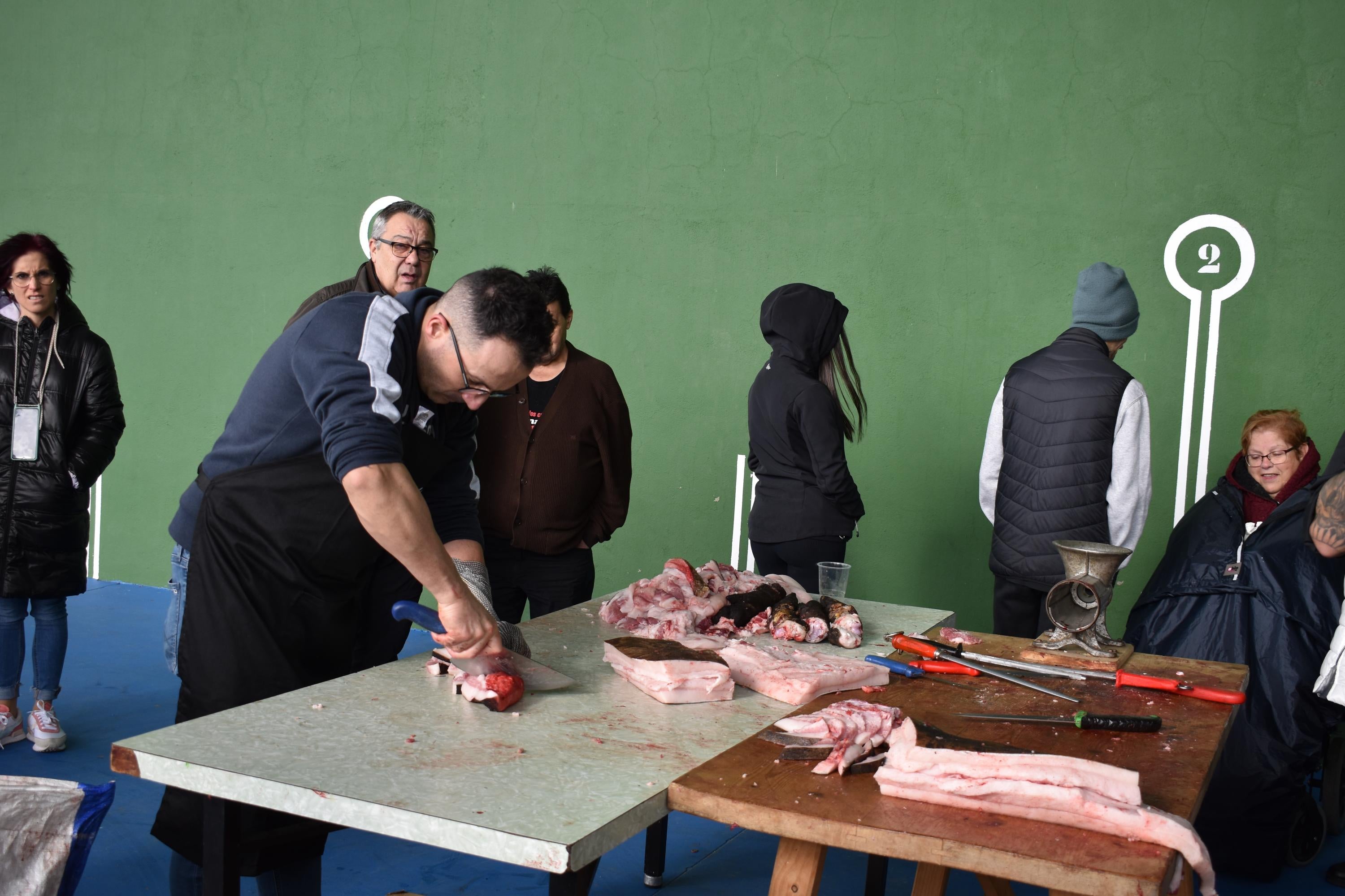 Sieteiglesias de Tormes disfruta de la tercera edición de su matanza a pesar del frío y la lluvia