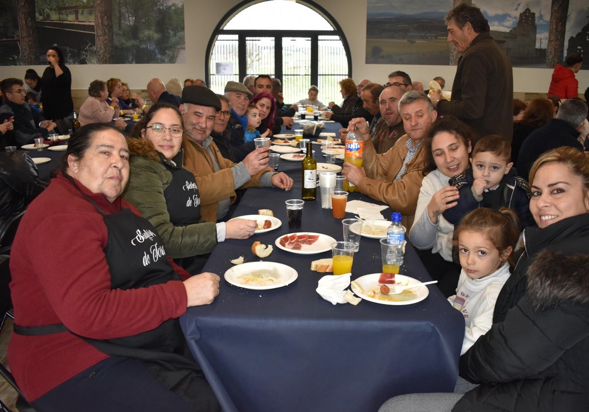 Sieteiglesias de Tormes disfruta de la tercera edición de su matanza a pesar del frío y la lluvia