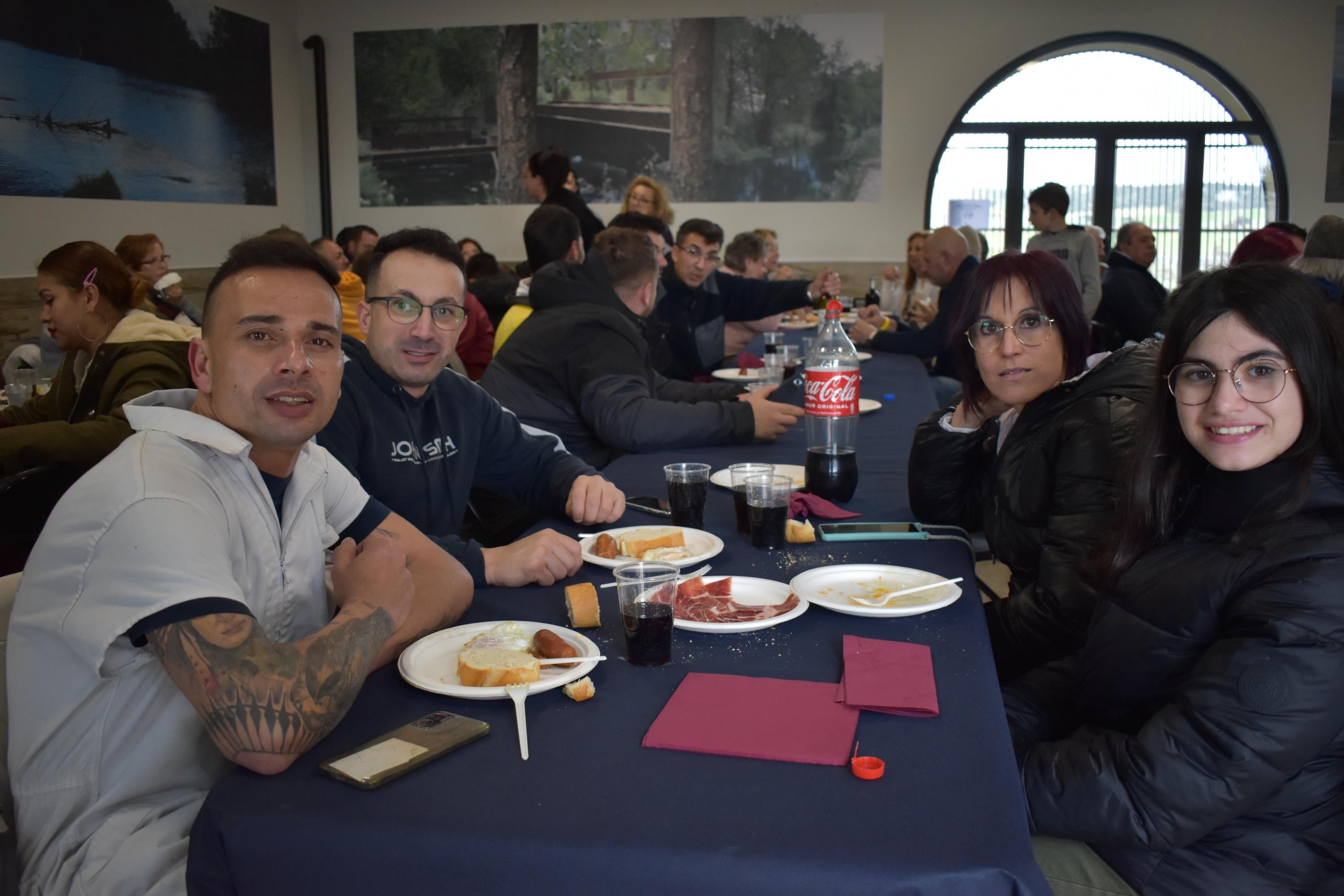 Sieteiglesias de Tormes disfruta de la tercera edición de su matanza a pesar del frío y la lluvia