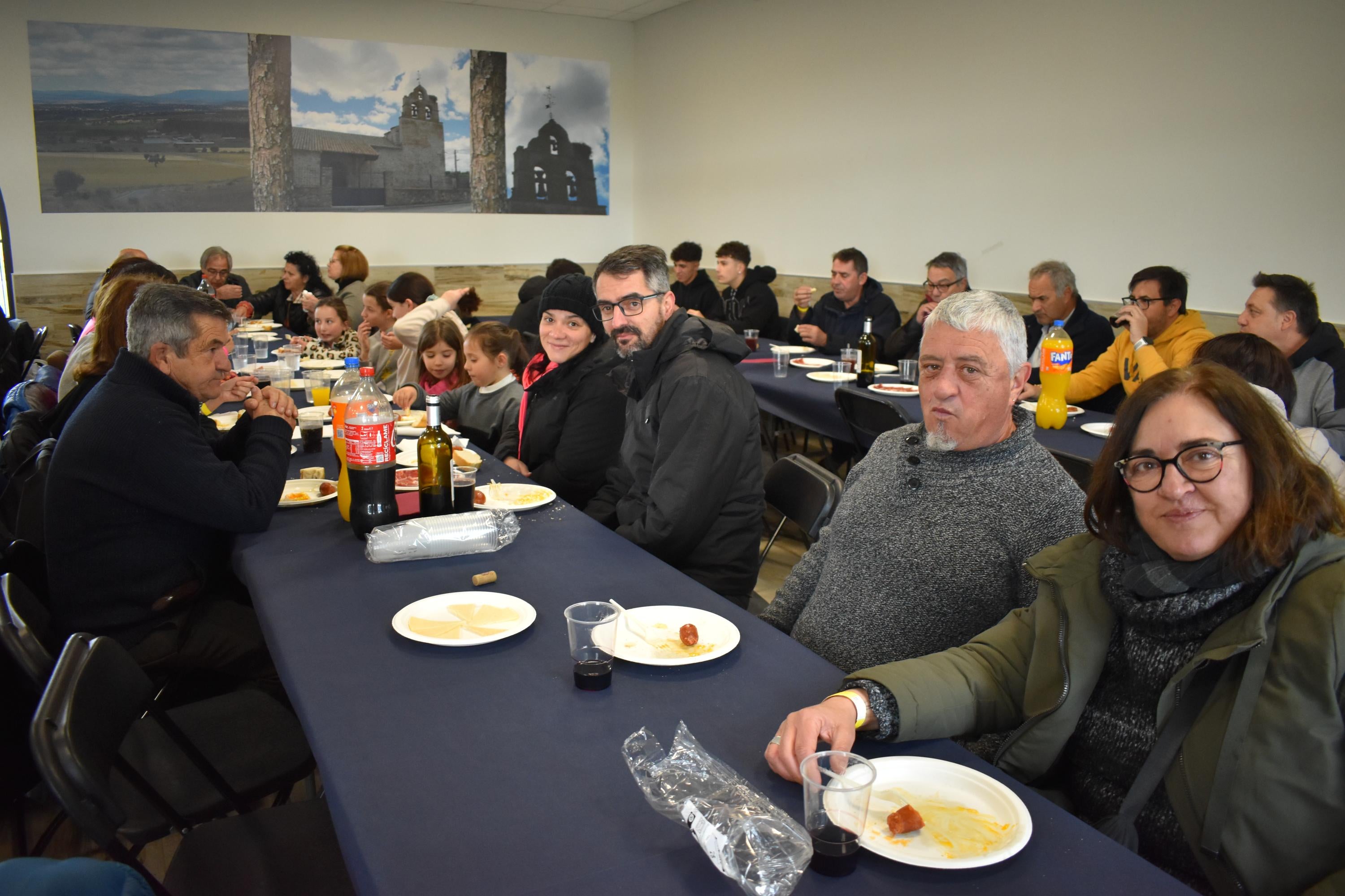 Sieteiglesias de Tormes disfruta de la tercera edición de su matanza a pesar del frío y la lluvia