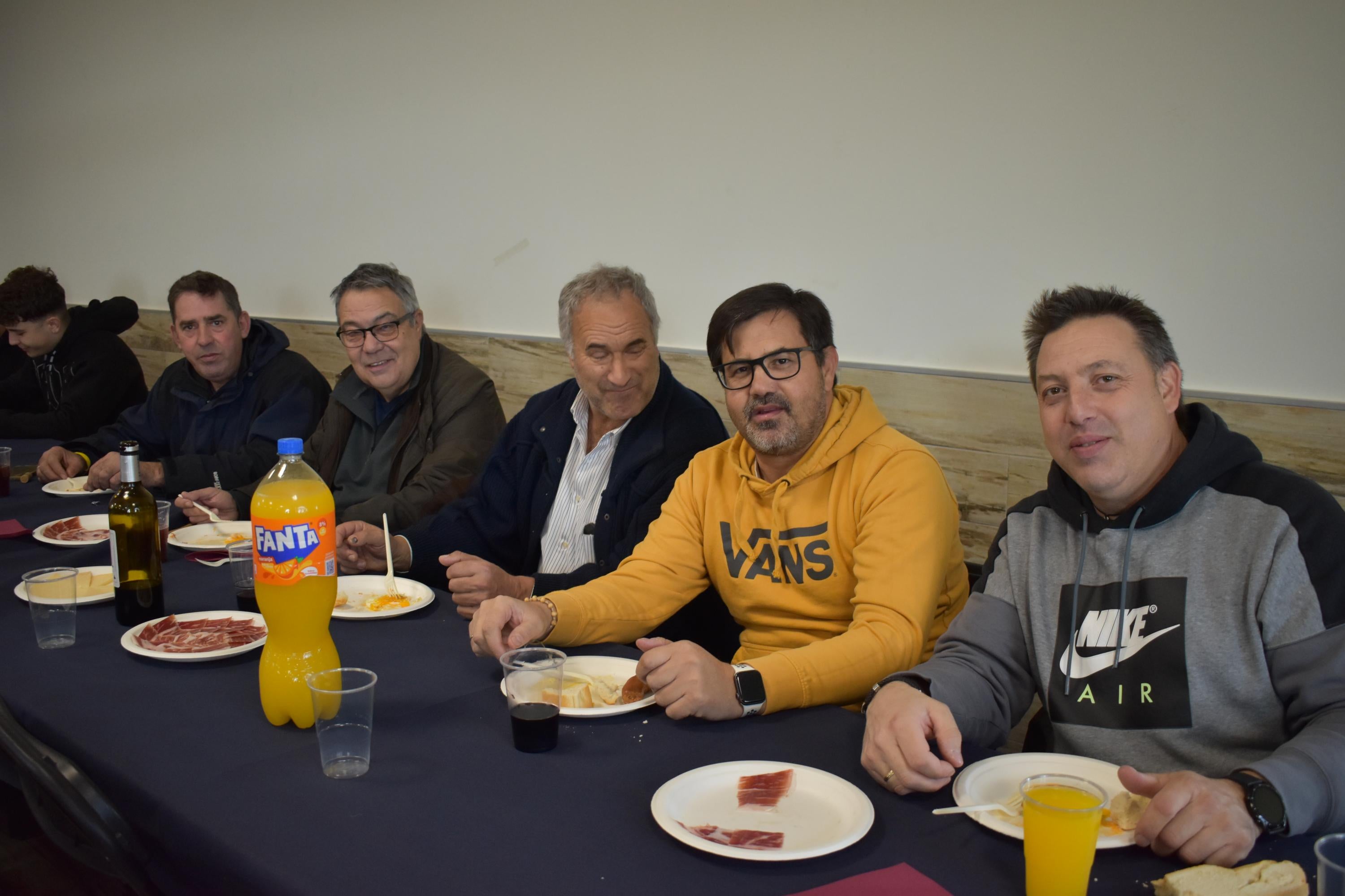 Sieteiglesias de Tormes disfruta de la tercera edición de su matanza a pesar del frío y la lluvia