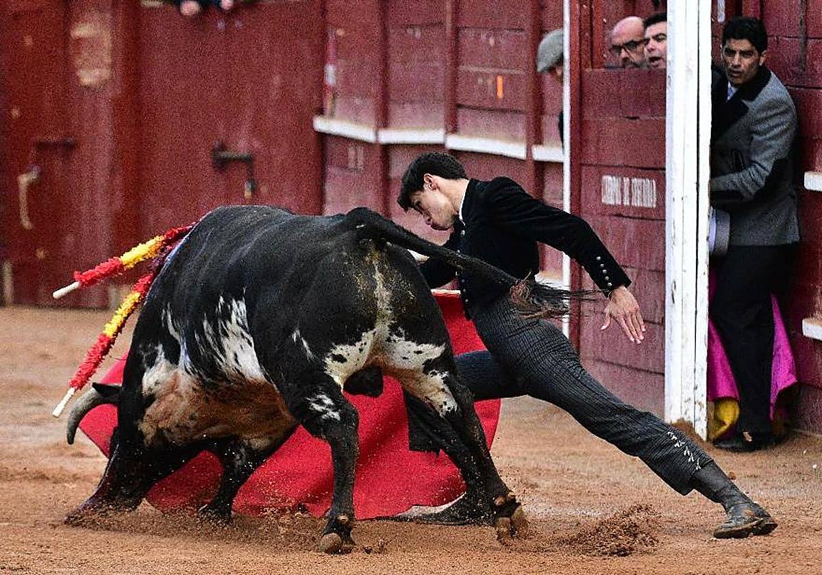 Inicio de faena de Diosleguarde al tercer novillo de Juan Manuel Criado