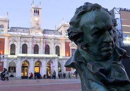 Una de las estatuas de Goya que se han instalado en la Plaza Mayor de Valladolid.