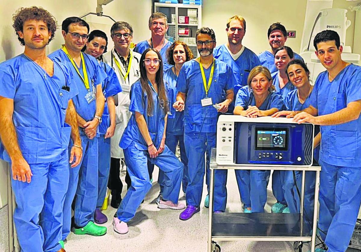 Especialistas de la firma fabricante del nuevo dispositivo, junto a profesionales de laUnidad de Arritmias y Electrofisiología del Hospital.