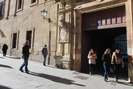 Acceso a la Universidad Pontificia por la calle Compañía.