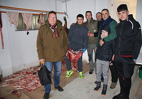 Uno de los grupos de vecinos en la matanza de Las Veguillas