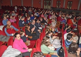 Imagen del público asistente a la obra de teatro musical puesta esta tarde en escena en el teatro Cervantes.