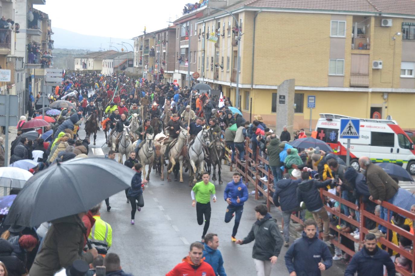 Rápido y vistoso encierro a caballo del Carnaval del Toro