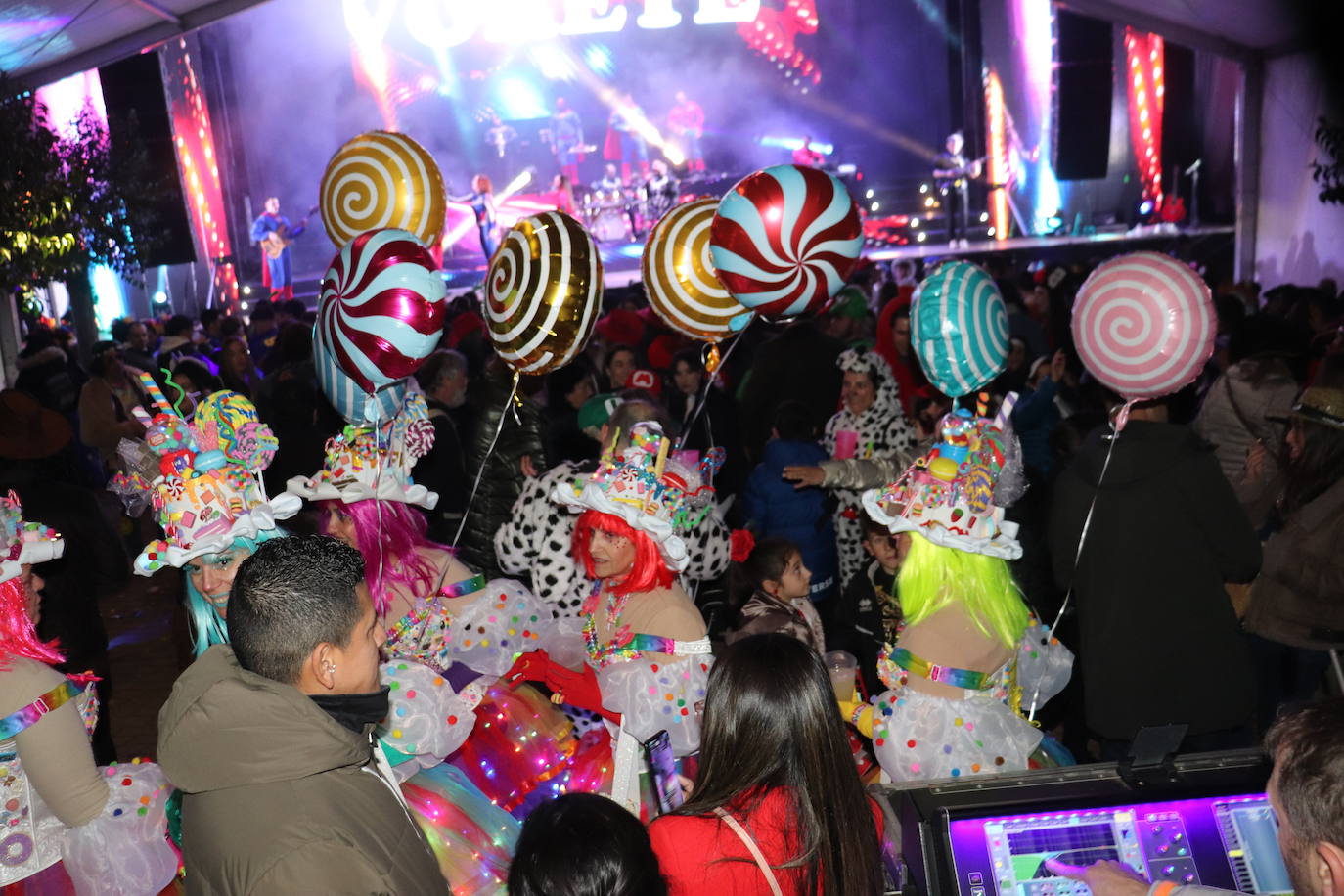 Guijuelo disfruta de una animada noche de Carnaval