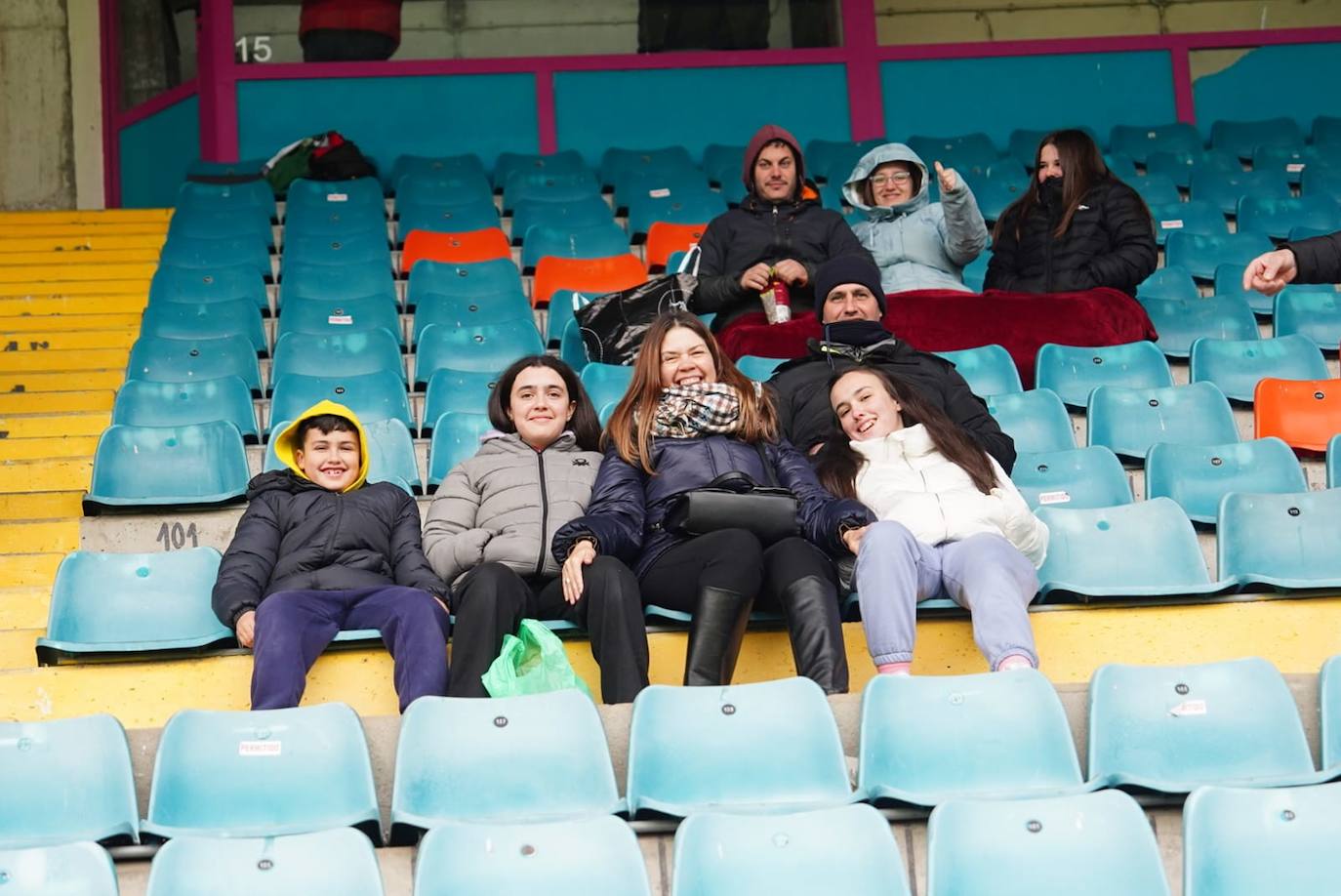 Búscate en la grada del Helmántico en el partido del Salamanca UDS contra el CD Becerril