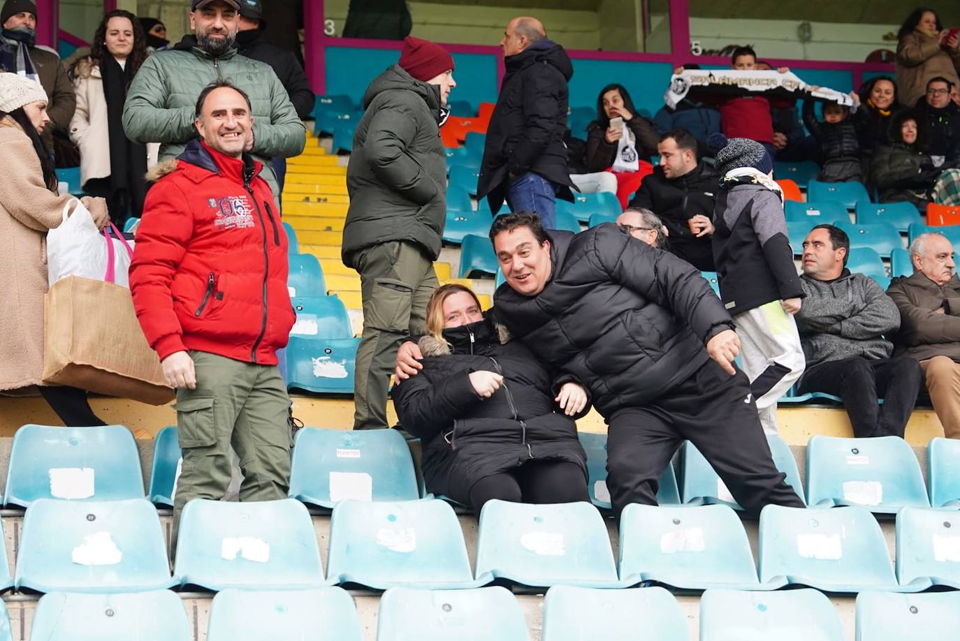 Búscate en la grada del Helmántico en el partido del Salamanca UDS contra el CD Becerril