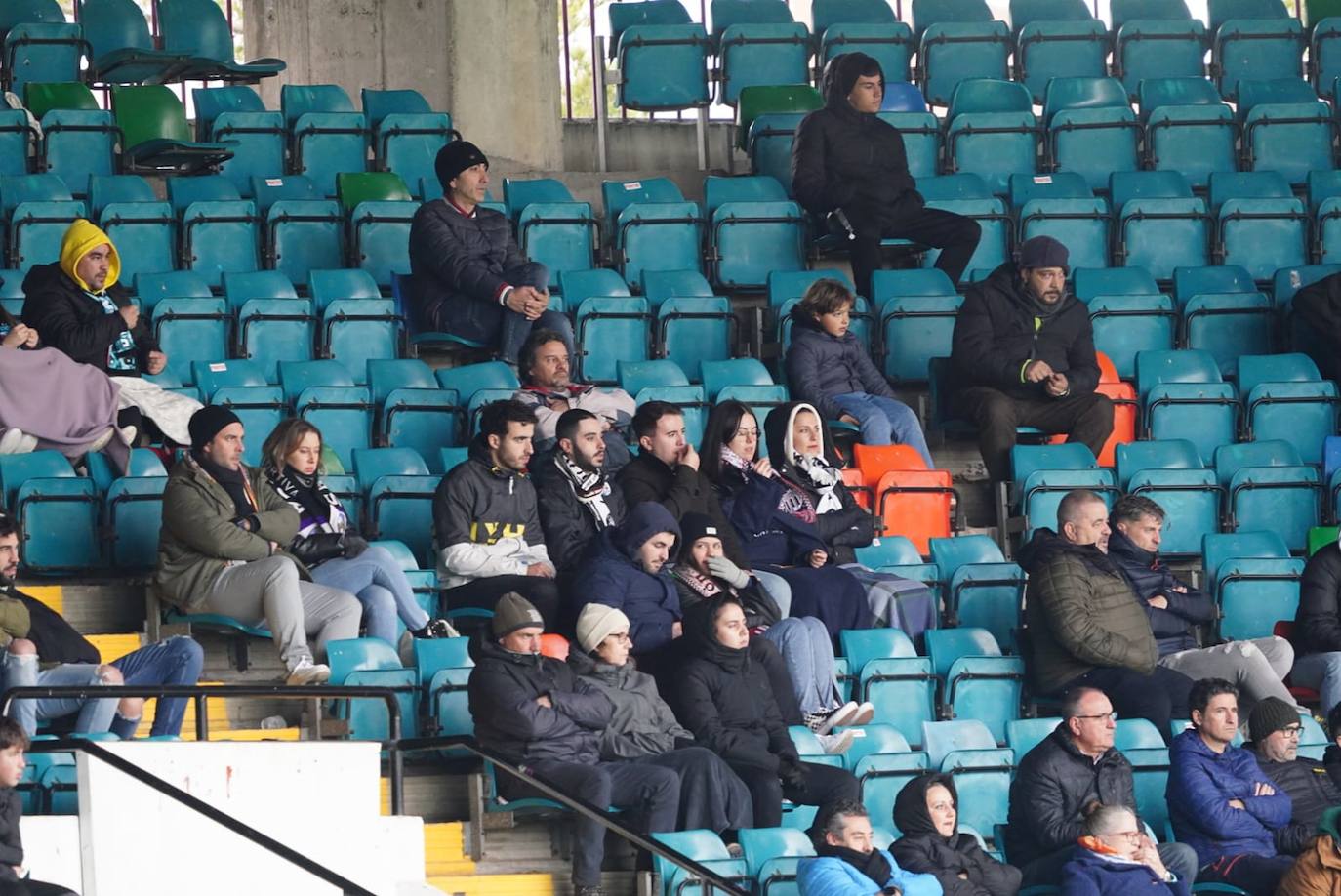 Búscate en la grada del Helmántico en el partido del Salamanca UDS contra el CD Becerril