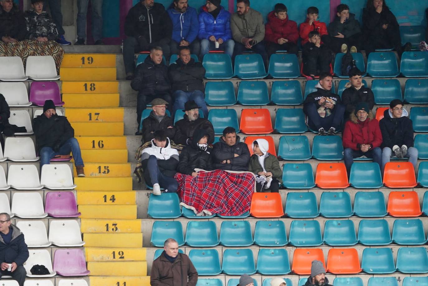 Búscate en la grada del Helmántico en el partido del Salamanca UDS contra el CD Becerril