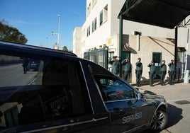 Llegada del cuerpo del guardia civil fallecido en Barbate.