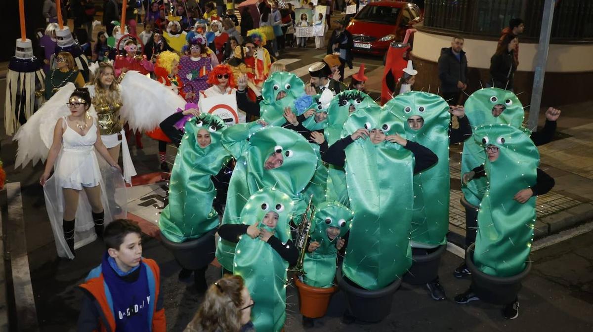 Así ha sido el espectacular pasacalles de Carnaval del Barrio del Oeste