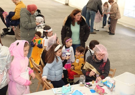 Imagen secundaria 1 - Diferentes momentos de los talleres celebrados en la carpa de la Plaza Mayor.