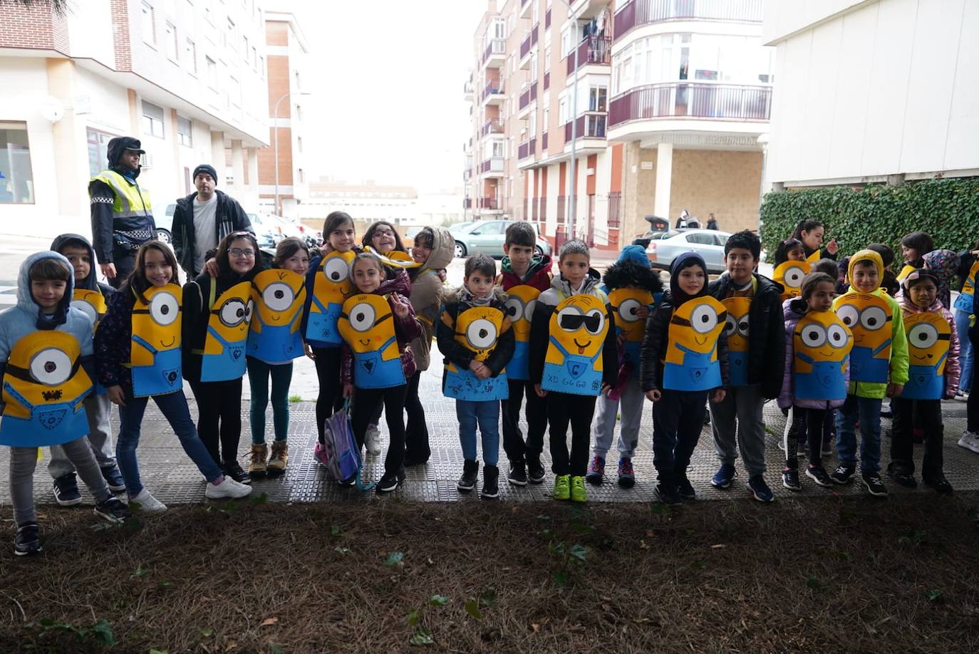 La Prosperidad y Puente Ladrillo inundan las calles de inclusión y originalidad en su pasacalles más multitudinario