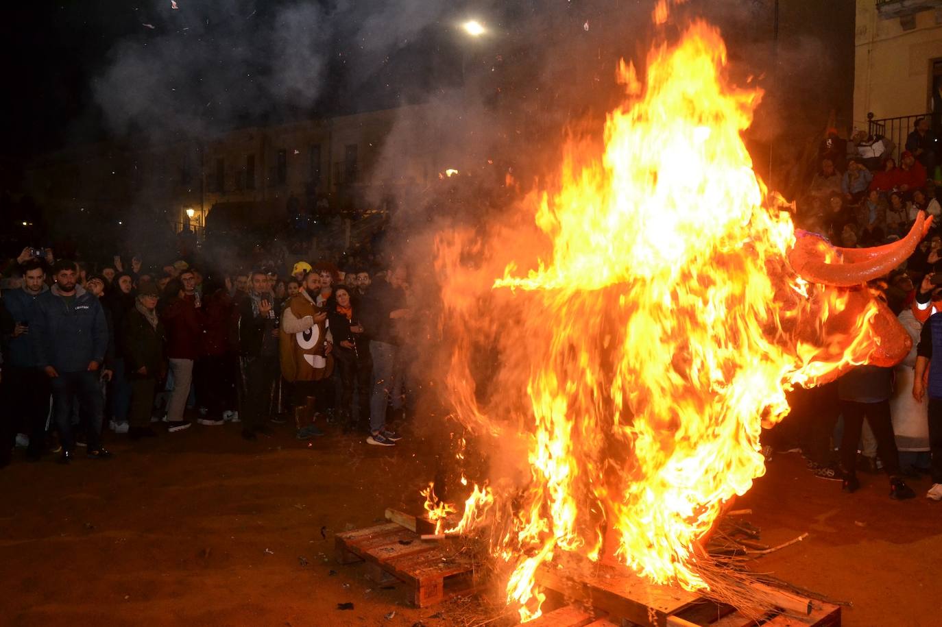 El Carnaval del Toro se despide con el toro de fuego de Cenizos