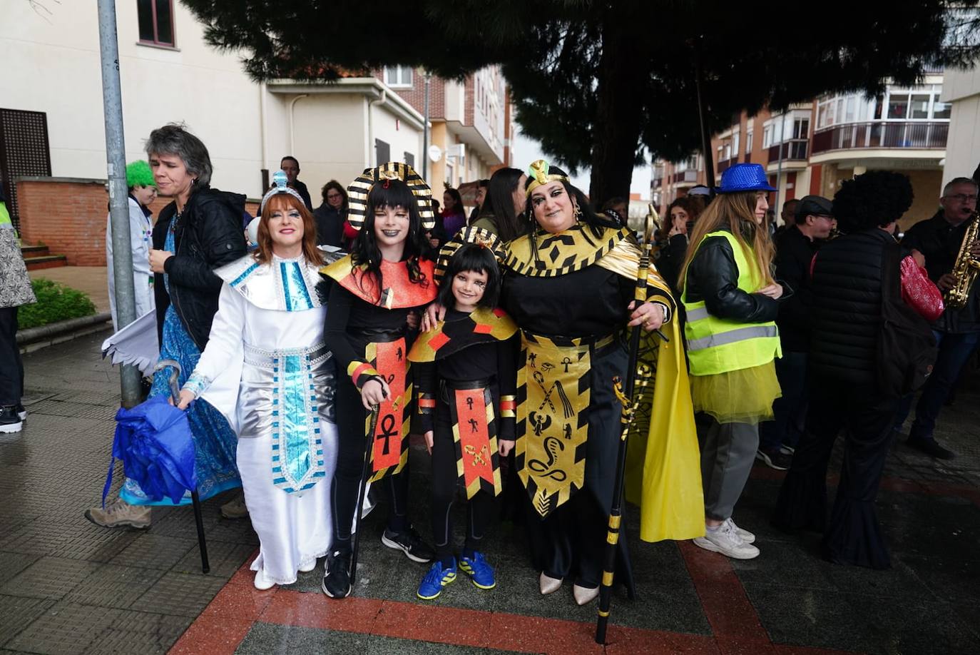 La Prosperidad y Puente Ladrillo inundan las calles de inclusión y originalidad en su pasacalles más multitudinario