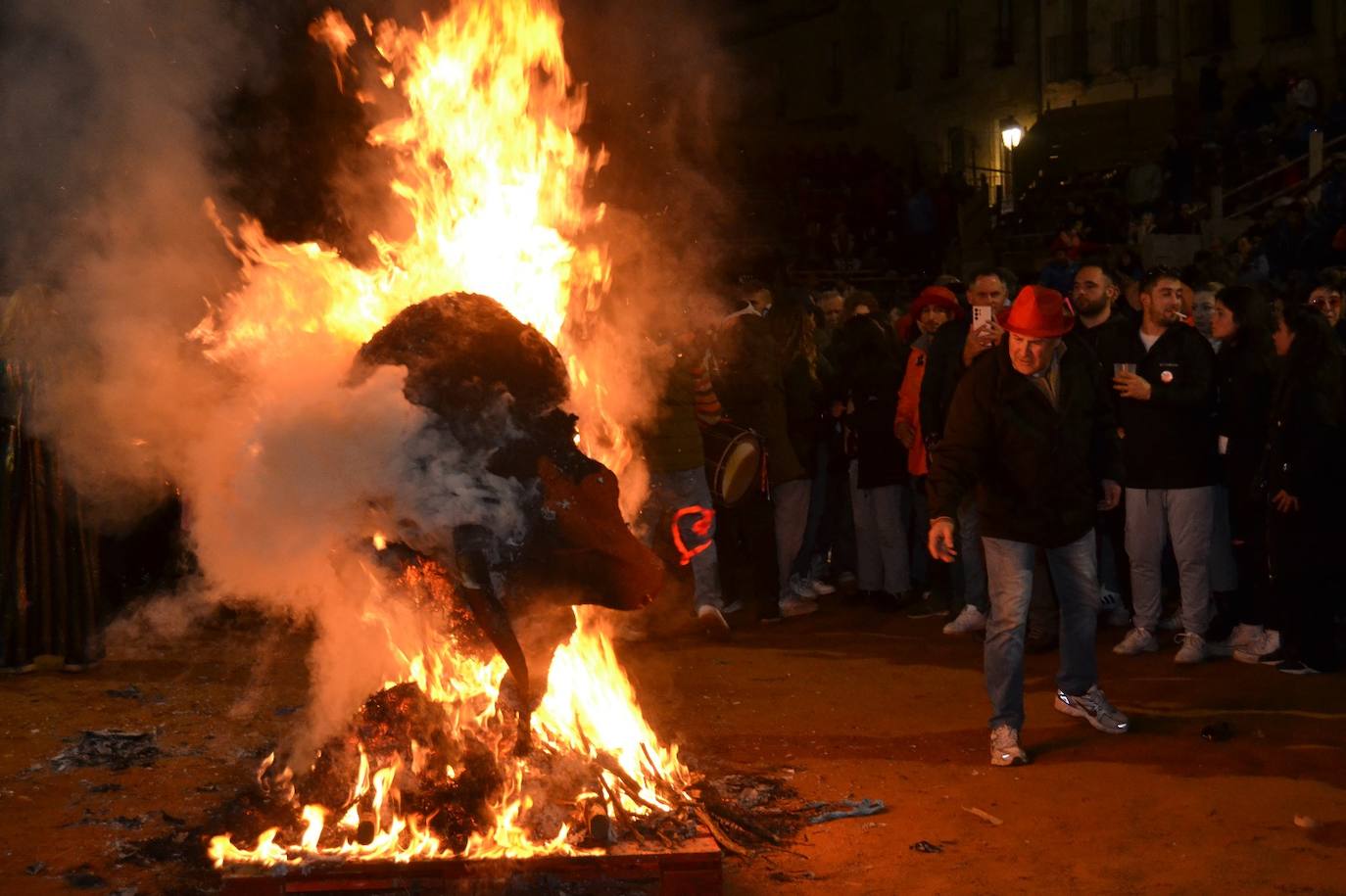 El Carnaval del Toro se despide con el toro de fuego de Cenizos