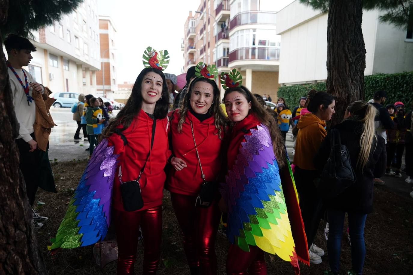 La Prosperidad y Puente Ladrillo inundan las calles de inclusión y originalidad en su pasacalles más multitudinario