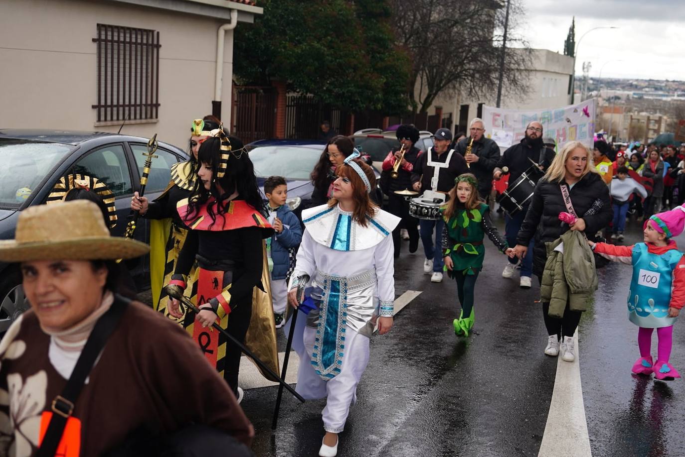 La Prosperidad y Puente Ladrillo inundan las calles de inclusión y originalidad en su pasacalles más multitudinario