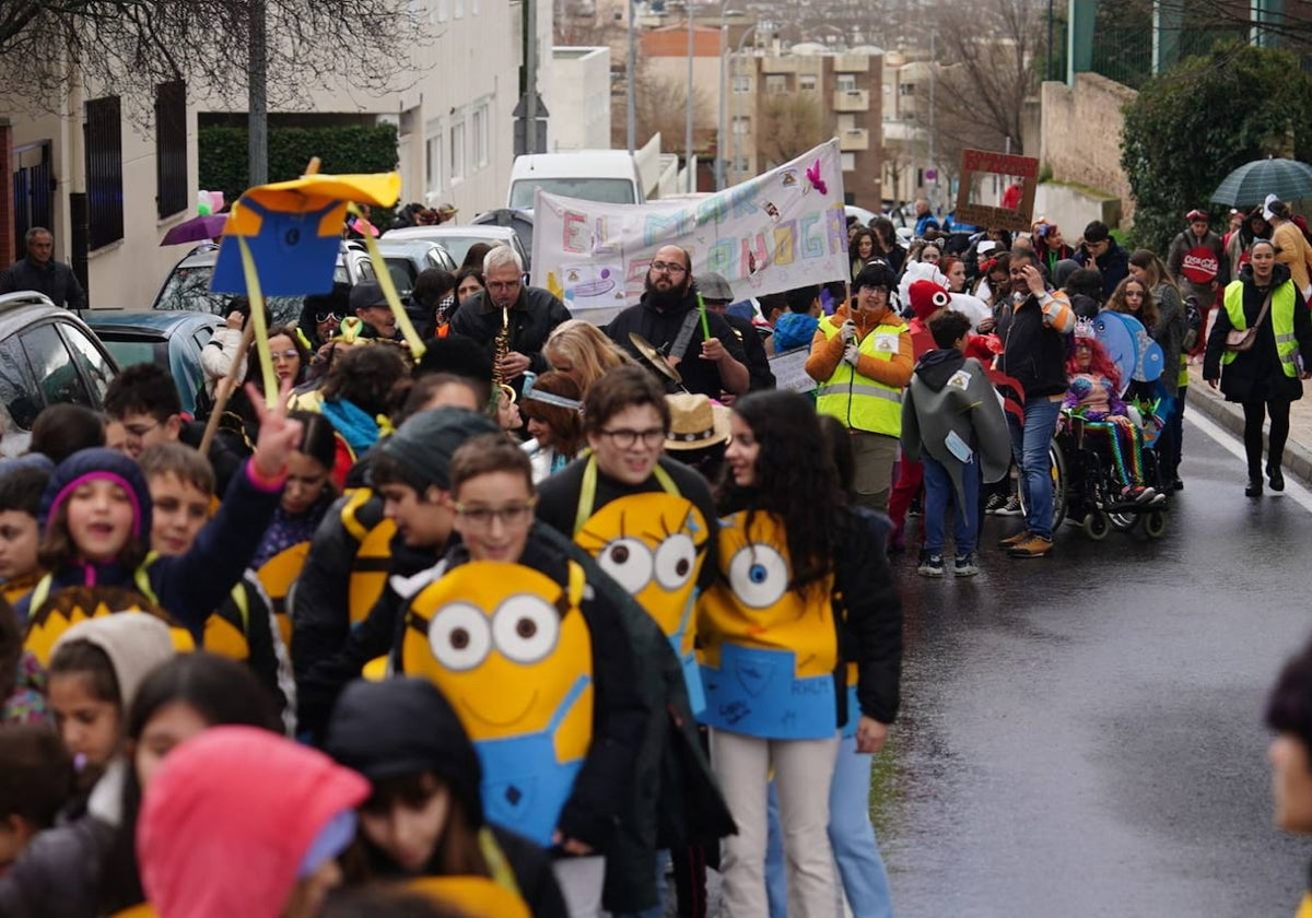 La Prosperidad y Puente Ladrillo inundan las calles de inclusión y originalidad en su pasacalles más multitudinario