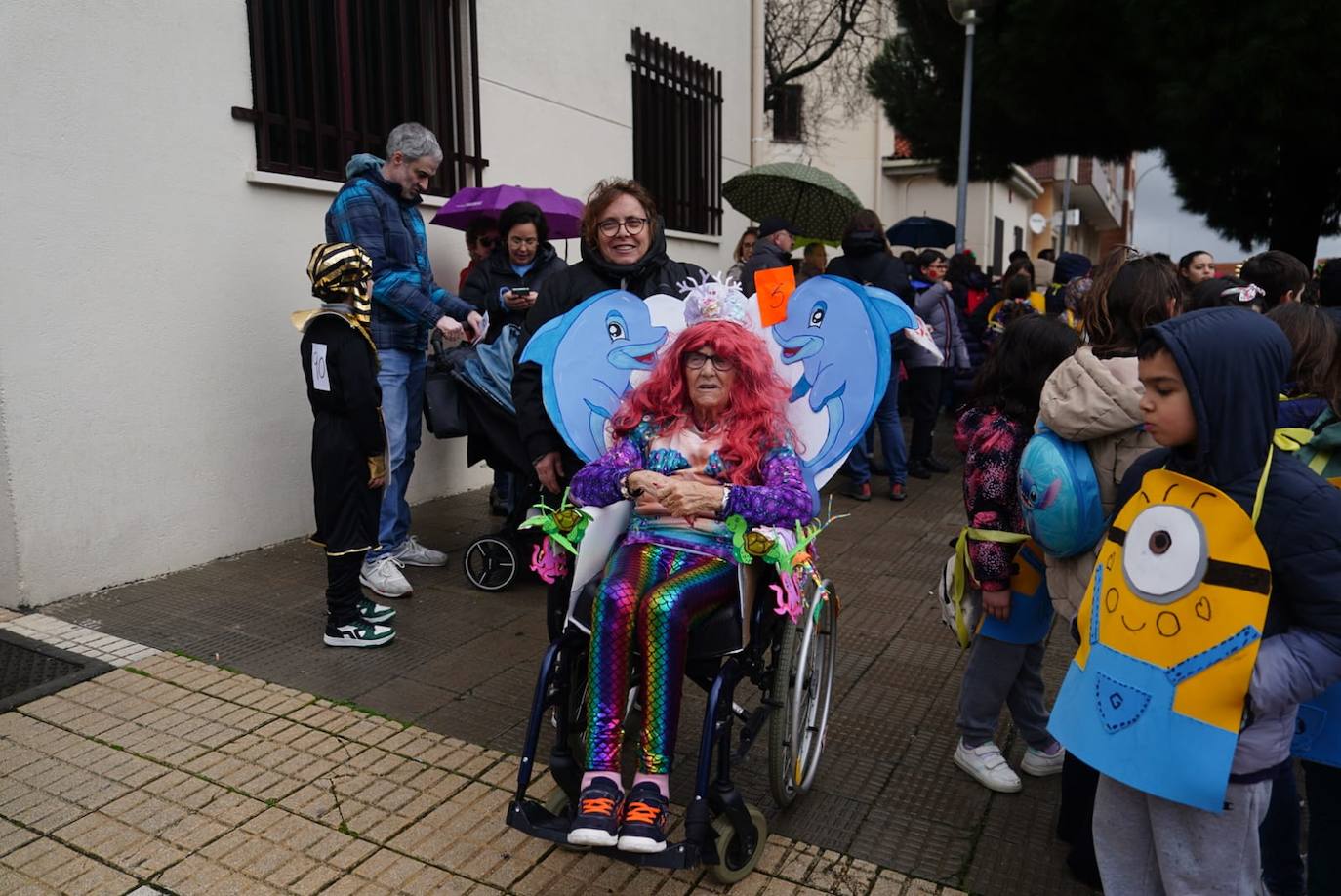 La Prosperidad y Puente Ladrillo inundan las calles de inclusión y originalidad en su pasacalles más multitudinario