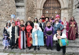 La comitiva carnavalera, en la escalera de la iglesia al inicio del recorrido.